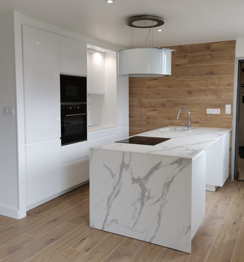 Cuisine blanc et bois sur-mesure en mélaminé