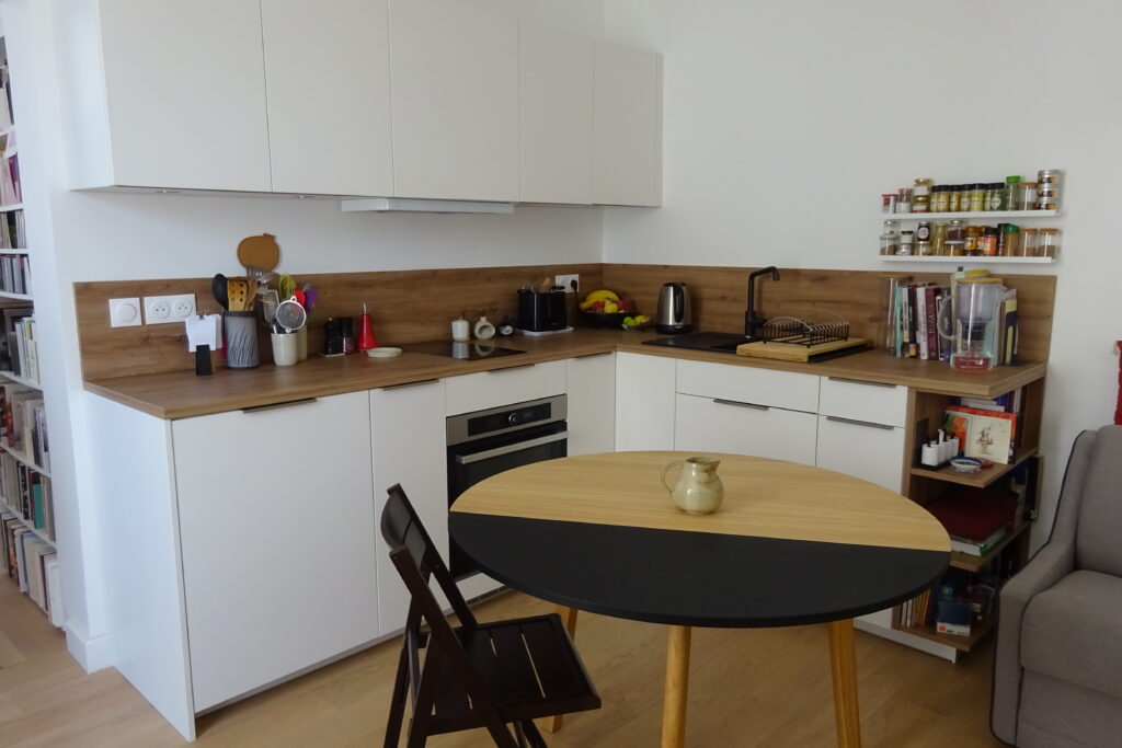 petite cuisine blanche pour appartement avec plan de travail et crédence en bois mélaminé