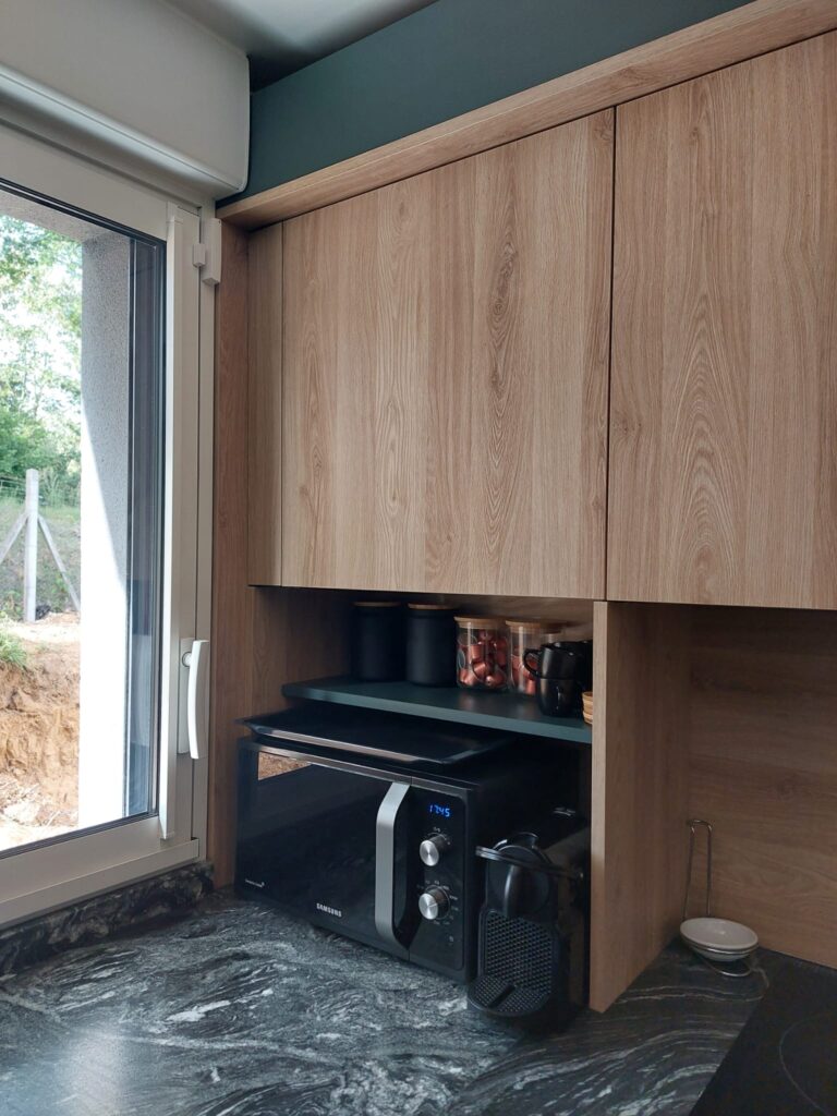 cuisine sur mesure bois et vert. niche mirco-ondes avec éclairage led
