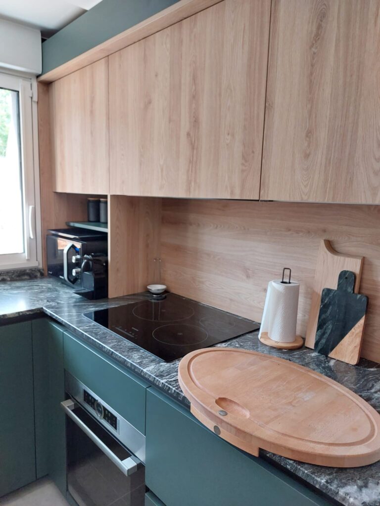 cuisine sur mesure bois et vert. Plaque de cuisson et four, planche à découper