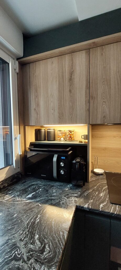 cuisine sur mesure bois et vert. niche mirco-ondes avec éclairage led