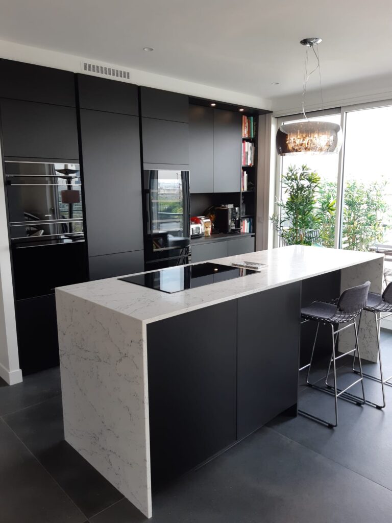 Cuisine noir mat sur-mesure en mélaminé avec cave à vin intégrée