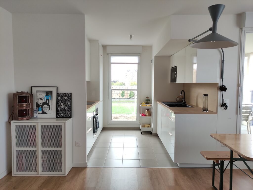 cuisine blanche et bois en face à face avec poignées dorées laiton