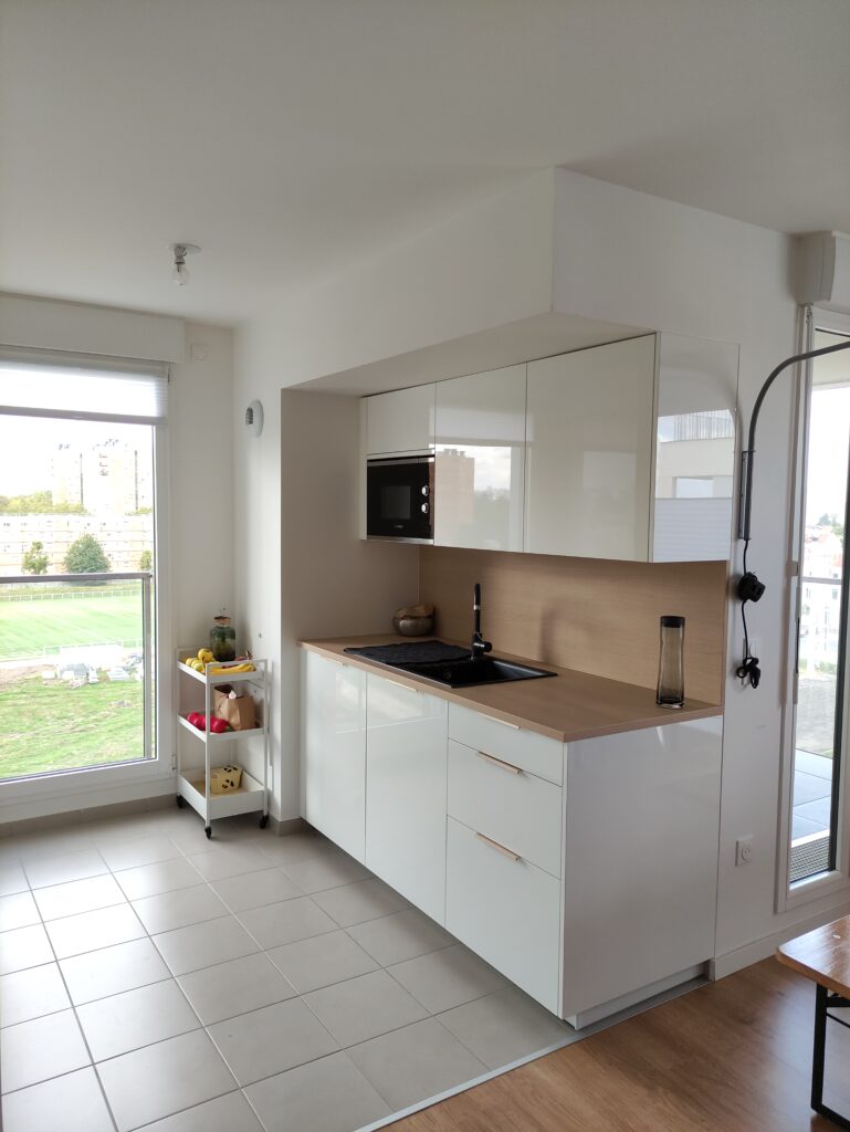 cuisine blanche et bois en face à face avec poignées dorées laiton