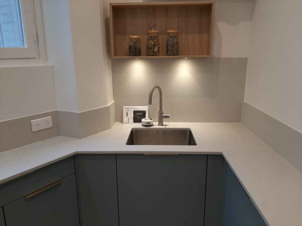 Plan de travail terrazzo - cuisine vert sauge - cave à vin et niche ouverte