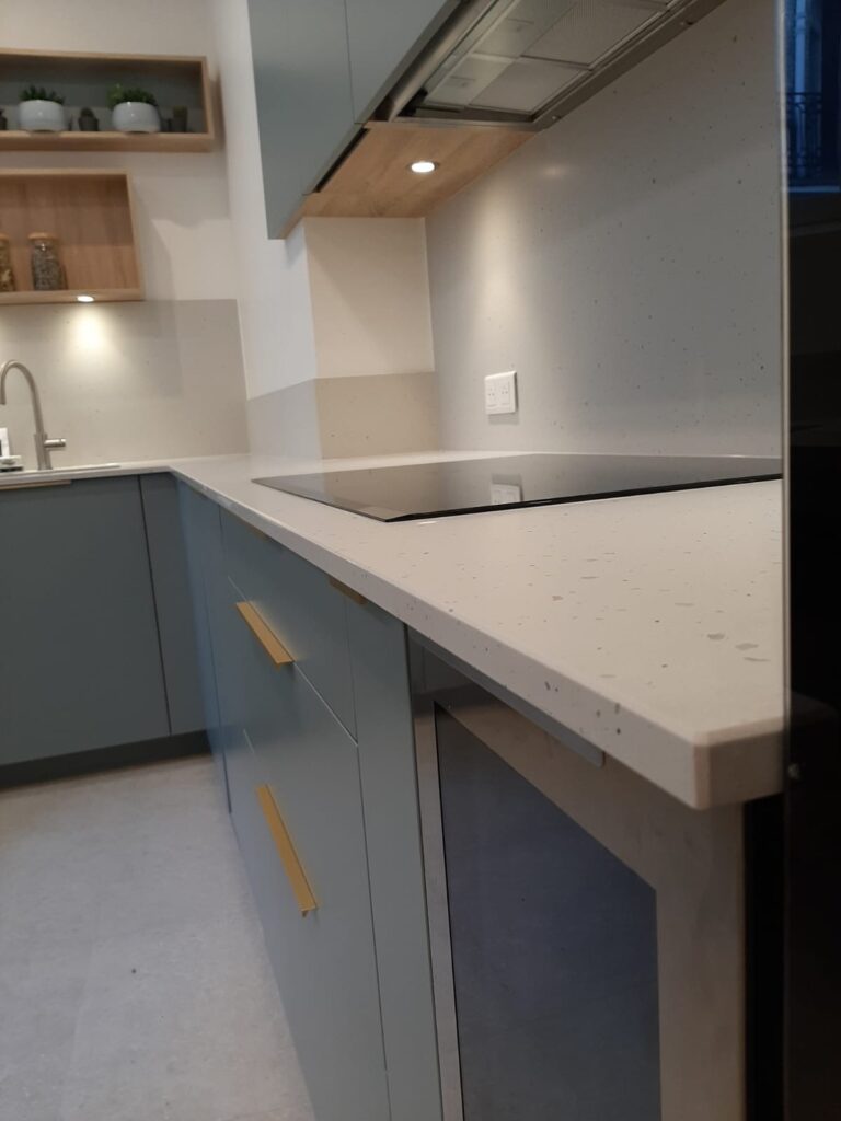 Plan de travail terrazzo - cuisine vert sauge - cave à vin et niche ouverte