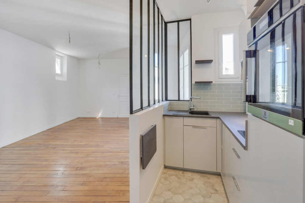 Cuisine grise avec verrière sur-mesure